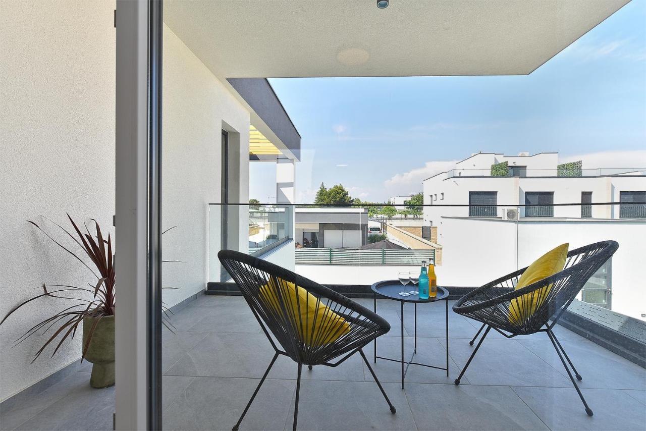 Villa Jlo 2 Mit 4 E-Bikes Peroj Exterior foto